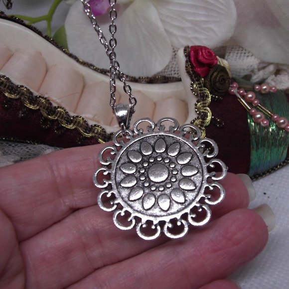 Claddagh Celtic Irish clover Cameo Necklace Friend - Picture 3 of 4